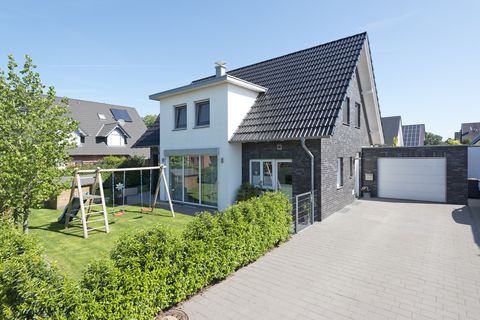 Außenansicht des Holzhauses Ellerbeck mit Einfahrt zur Garage - zmh.com