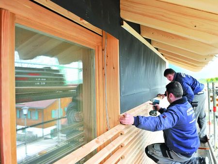 Bei der Montage werden vorher bei uns lokal vorgefertigte Bauteile zusammen gesetzt